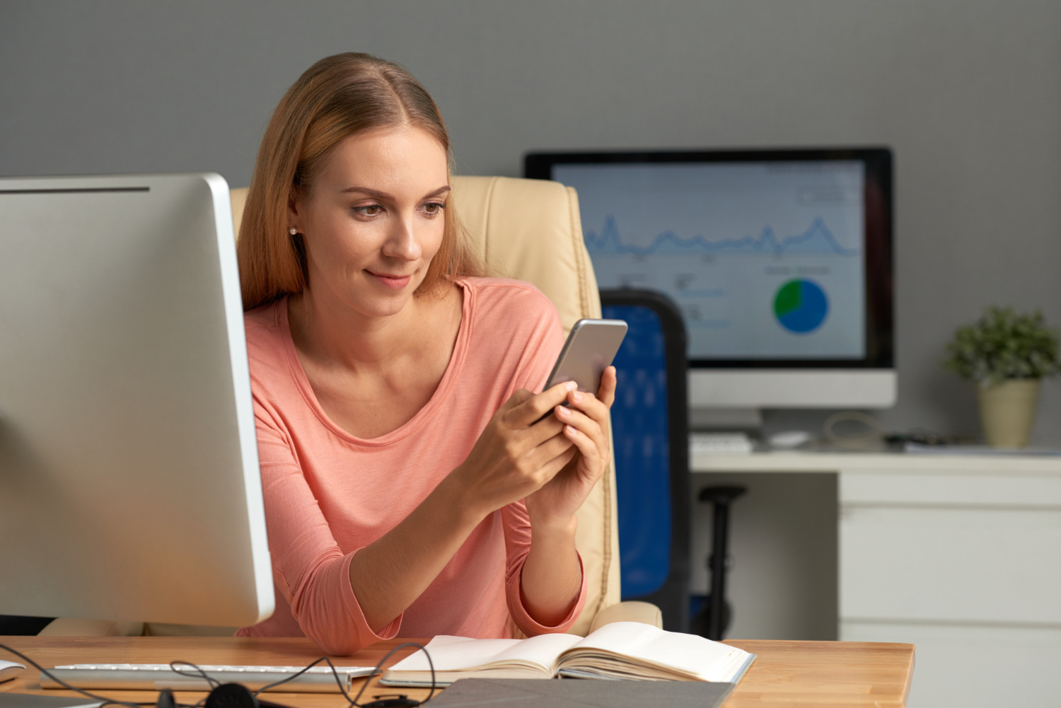 chica usando un teléfono inteligente