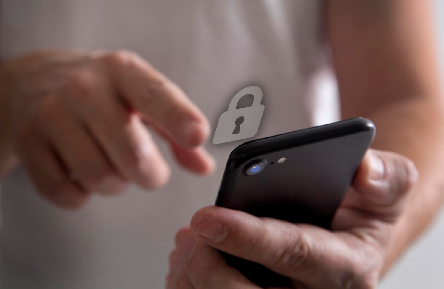 Un chico intenta desbloquear un teléfono inteligente