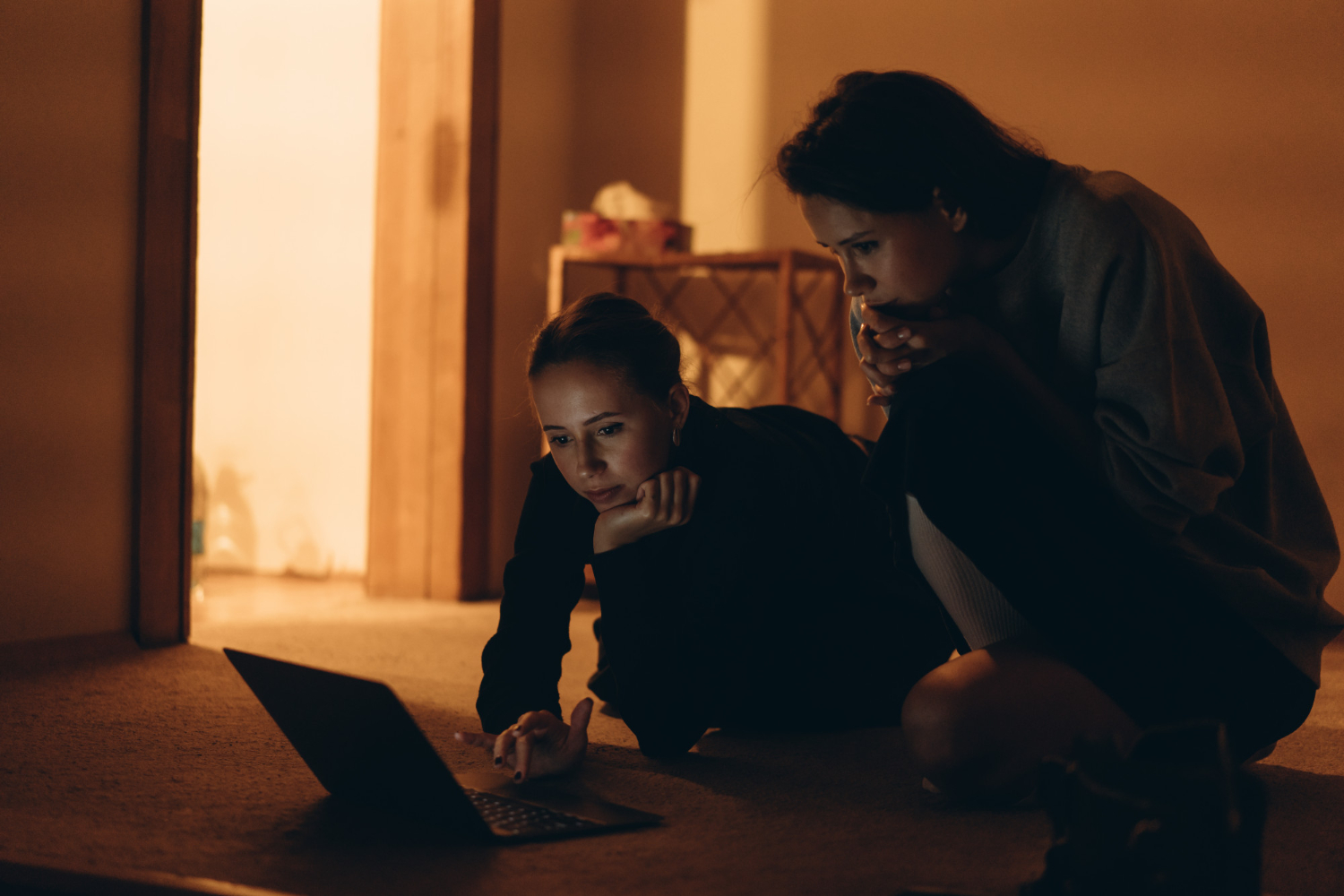 chicas mirando la computadora portátil